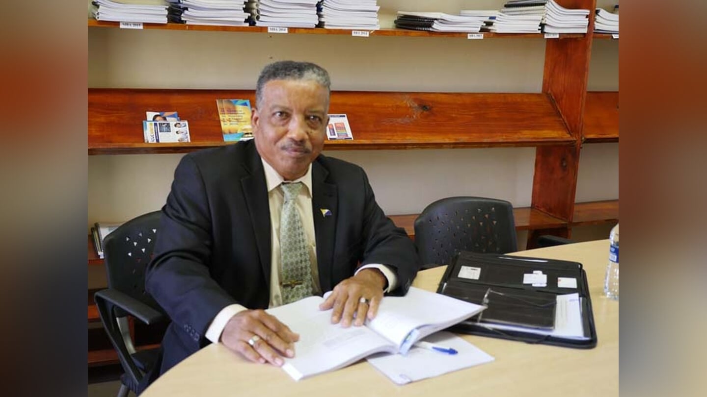 Suidadano Willem Cecilia ta manda karta pa representante di Reino pa intervení den krísis di Gobièrnu na Boneiru